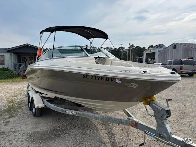 Slide: The Image of 2006 Sea Ray 200 Select boat on trailer, parked outdoors. - 4