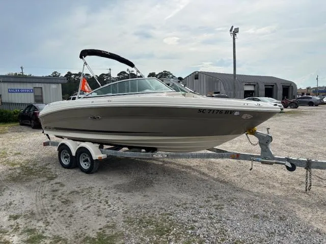 Slide: The Image of 2006 Sea Ray 200 Select boat on trailer in outdoor lot. - 5