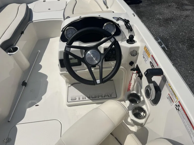 Slide: The Image of Stingray 182 SC 2023 - 6