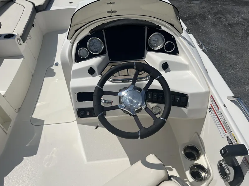 Slide: The Image of Stingray 212 SC 2023 - 5