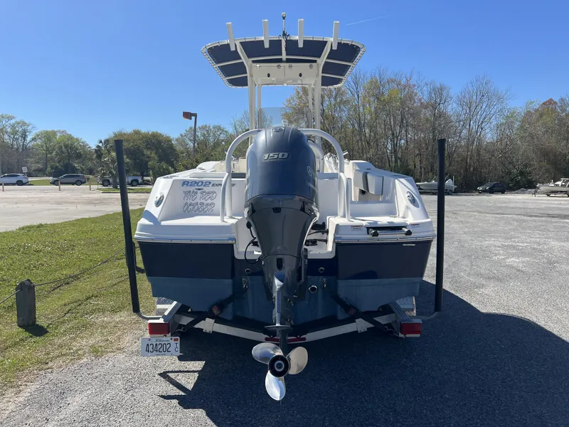 Slide: The Image of Robalo R202 Explorer 2021 - 3