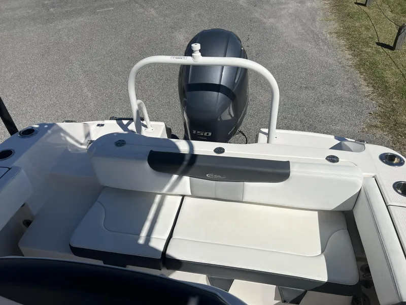 Slide: The Image of Robalo R202 Explorer 2021 - 4