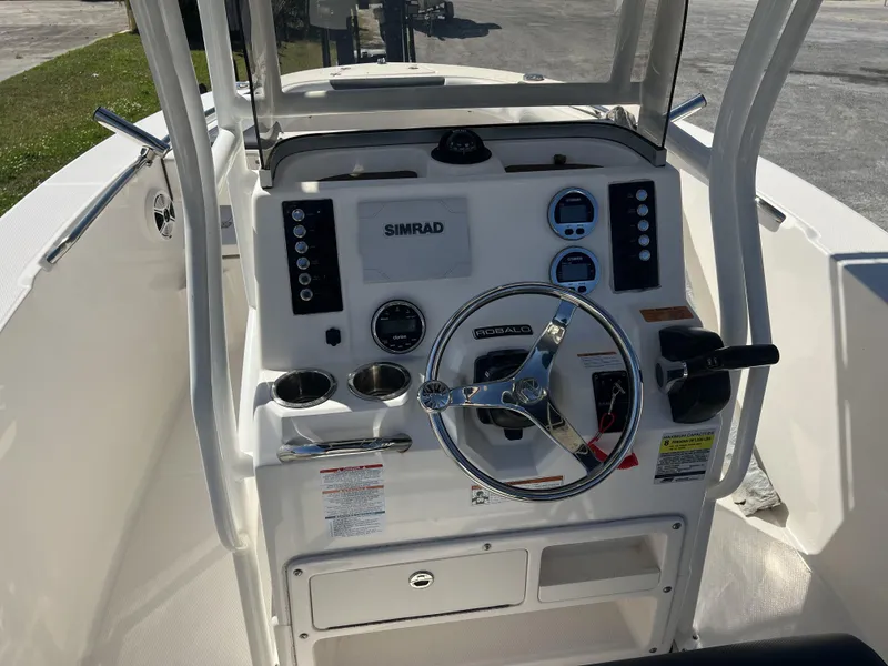 Slide: The Image of Robalo R202 Explorer 2021 - 5
