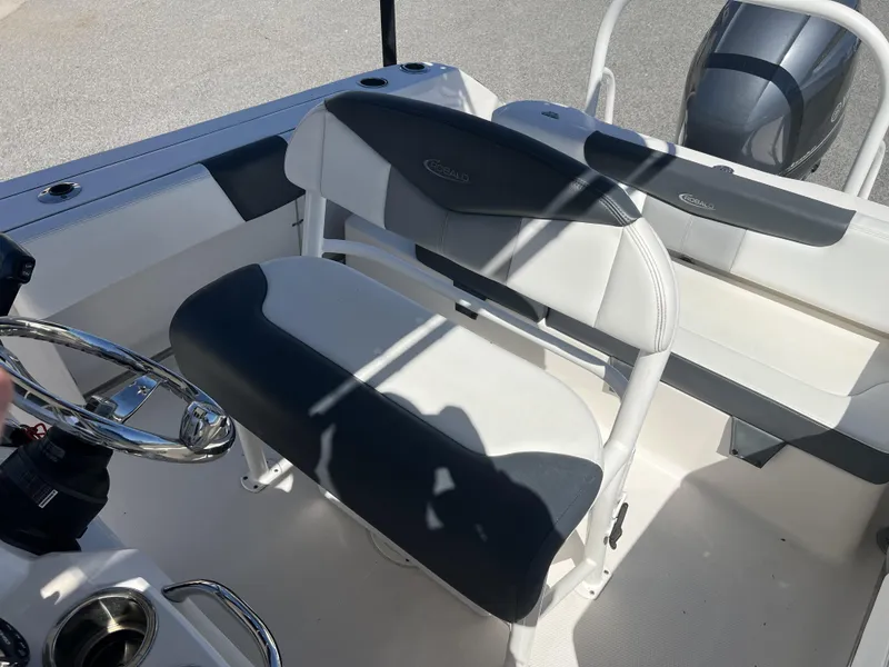 Slide: The Image of Robalo R202 Explorer 2021 - 6