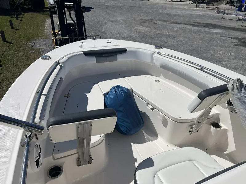 Slide: The Image of Robalo R202 Explorer 2021 - 7