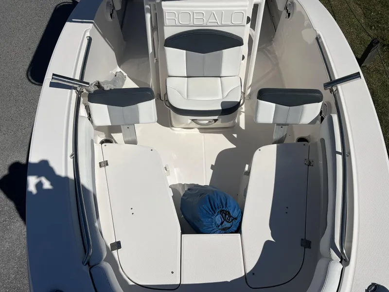 Slide: The Image of Robalo R202 Explorer 2021 - 8