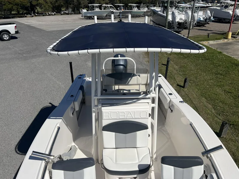 Slide: The Image of Robalo R202 Explorer 2021 - 9