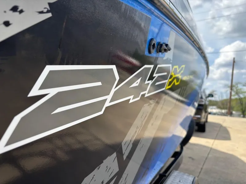 Slide: The Image of Yamaha 242 X E-Series 2017 - 4