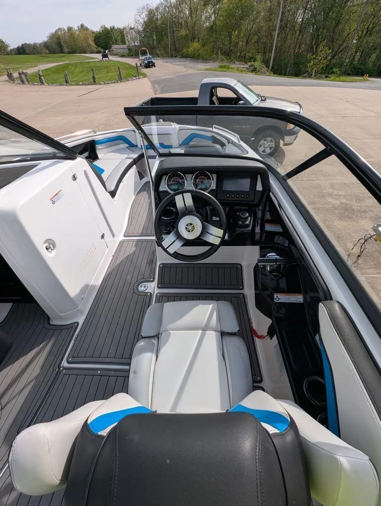 Slide: The Image of Yamaha 242 X E-Series 2017 - 6