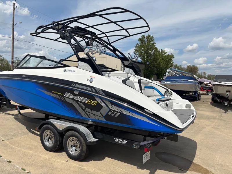 Slide: The Image of Yamaha 242 X E-Series 2017 - 8