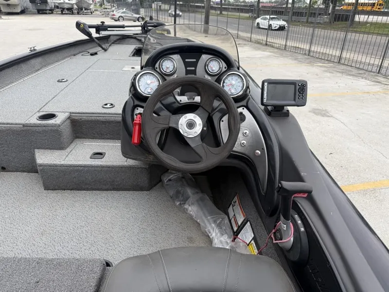 Slide: The Image of Tracker 190 TX 2019 - 10