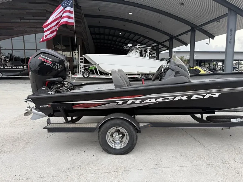 Slide: The Image of Tracker 190 TX 2019 - 12