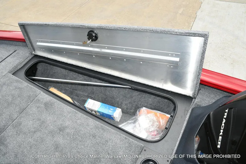 Slide: The Image of Tracker Pro Team 190 TX 2025 - 52