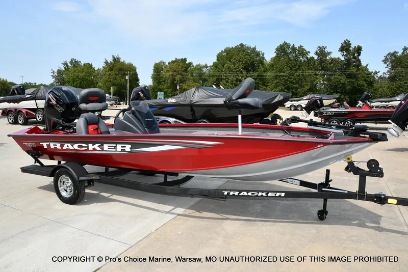 Slide: The Image of Tracker Pro Team 190 TX 2025 - 65