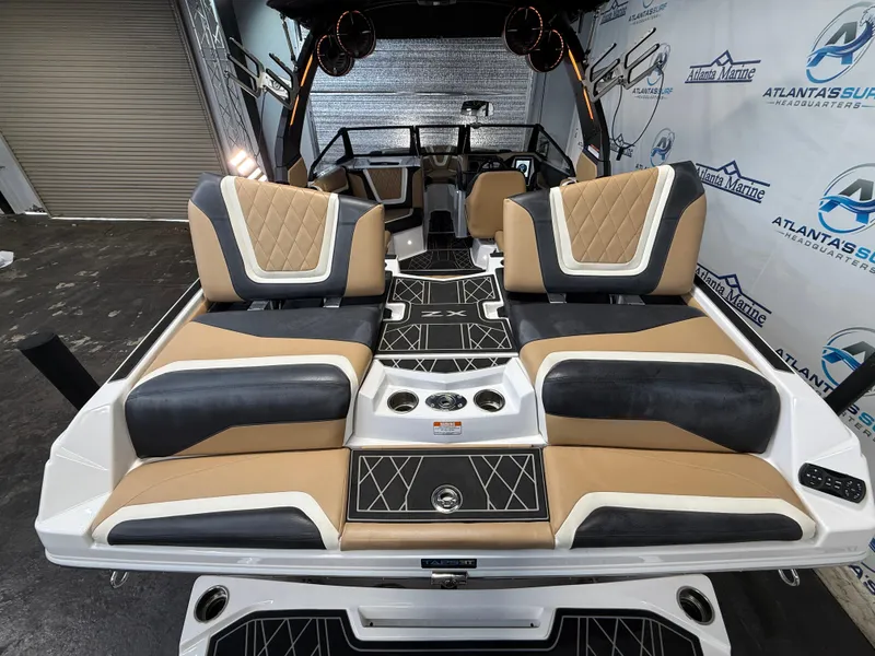 Slide: The Image of Tigé 21ZX 2022 - 10