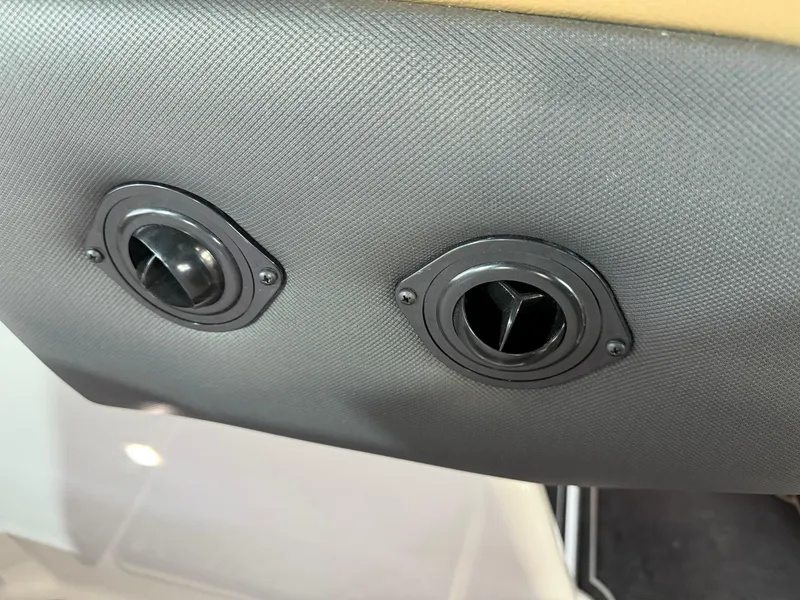 Slide: The Image of Tigé 21ZX 2022 - 27