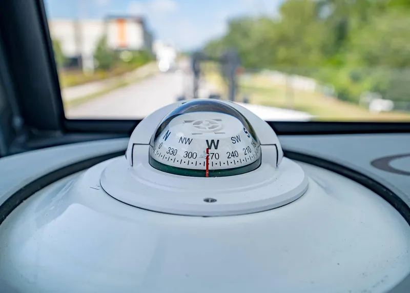 Slide: The Image of Compass on 2025 Sea Hunt Gamefish 25 boat, showing westward direction. - 20