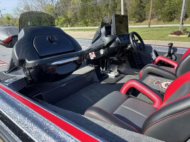 Slide: The Image of Phoenix Bass Boat 921 Elite 2023 - 10