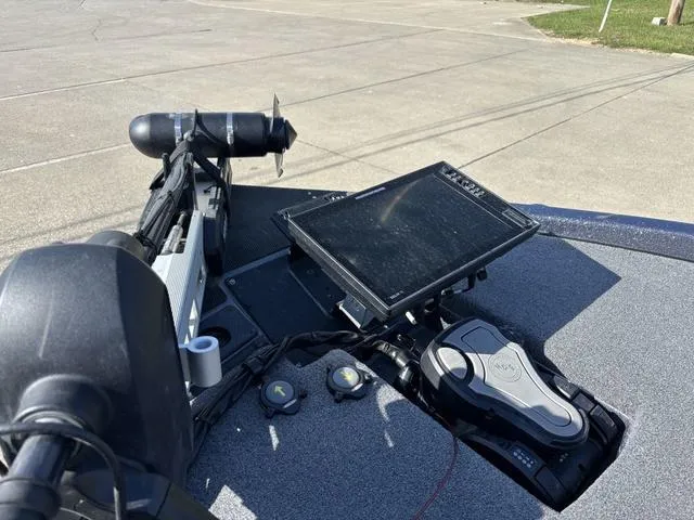 Slide: The Image of Phoenix Bass Boat 921 Elite 2023 - 9