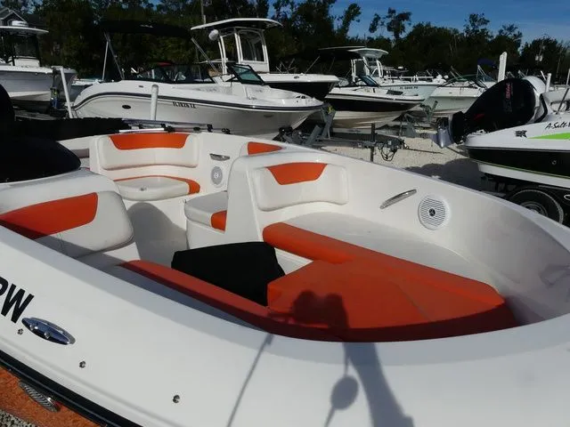 Slide: The Image of Bayliner Element E16 2019 - 10