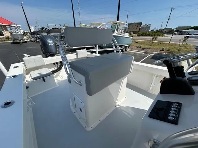 Slide: The Image of May-Craft 2300 CAPE CLASSIC 2025 - 7