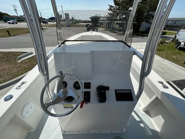 Slide: The Image of May-Craft 2300 CAPE CLASSIC 2025 - 8