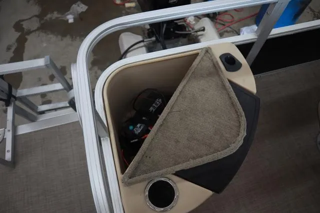 Slide: The Image of Sun Tracker Fishin' Barge 20 DLX 2019 - 10