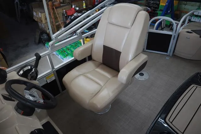 Slide: The Image of Sun Tracker Fishin' Barge 20 DLX 2019 - 12