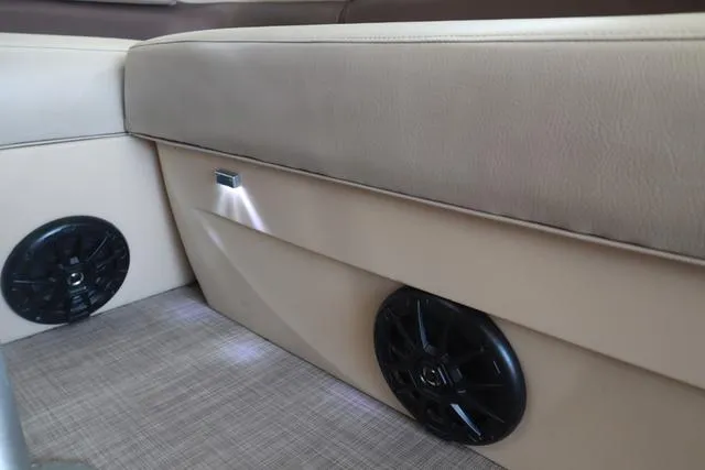 Slide: The Image of Sun Tracker Fishin' Barge 20 DLX 2019 - 15