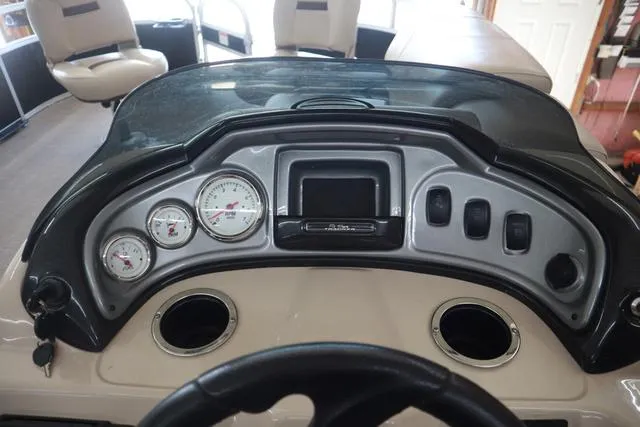 Slide: The Image of Sun Tracker Fishin' Barge 20 DLX 2019 - 17