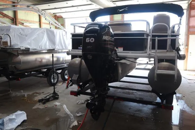 Slide: The Image of Sun Tracker Fishin' Barge 20 DLX 2019 - 3