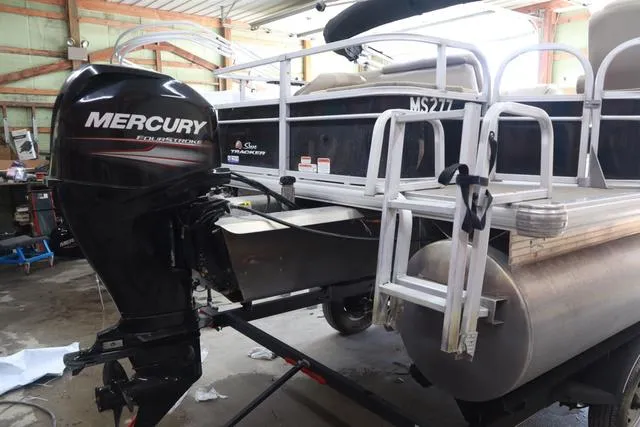 Slide: The Image of Sun Tracker Fishin' Barge 20 DLX 2019 - 4