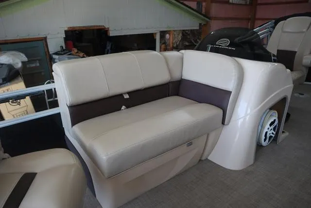 Slide: The Image of Sun Tracker Fishin' Barge 20 DLX 2019 - 6