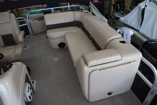 Slide: The Image of Sun Tracker Fishin' Barge 20 DLX 2019 - 7