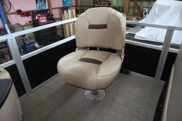 Slide: The Image of Sun Tracker Fishin' Barge 20 DLX 2019 - 8