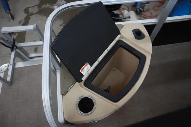 Slide: The Image of Sun Tracker Fishin' Barge 20 DLX 2019 - 9