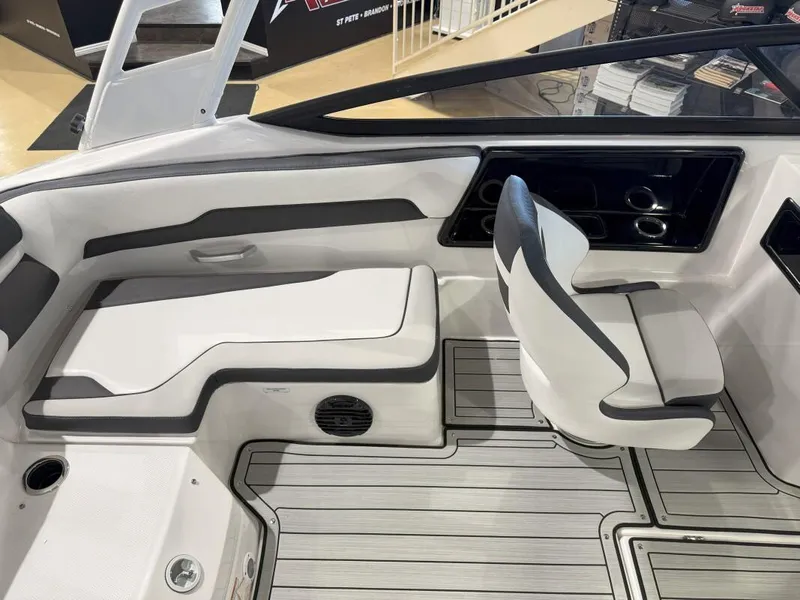 Slide: The Image of Yamaha 195S 2025 - 12