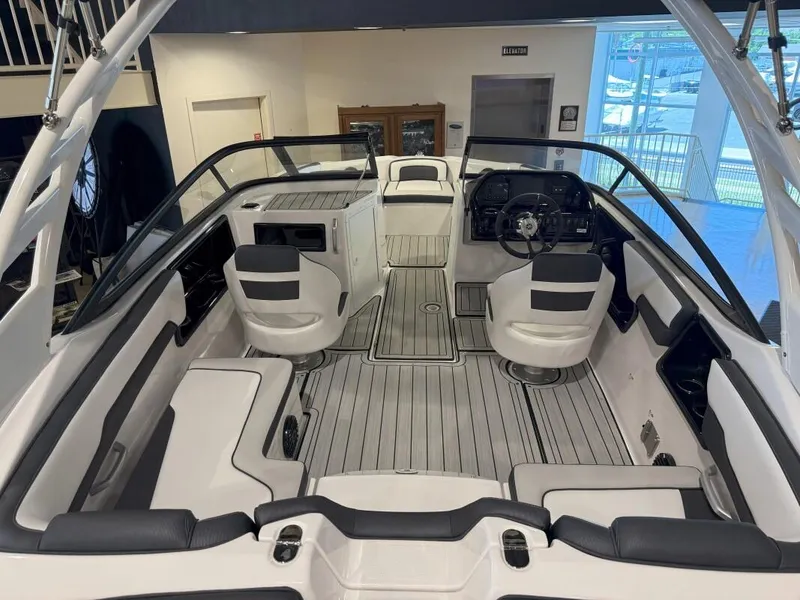 Slide: The Image of Yamaha 195S 2025 - 17