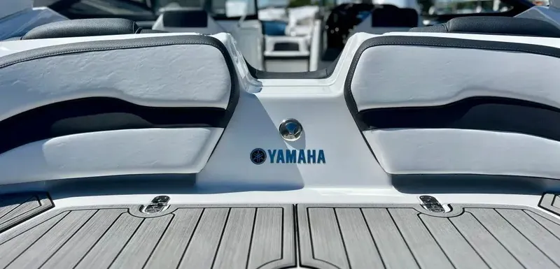 Slide: The Image of Yamaha 195S 2025 - 19