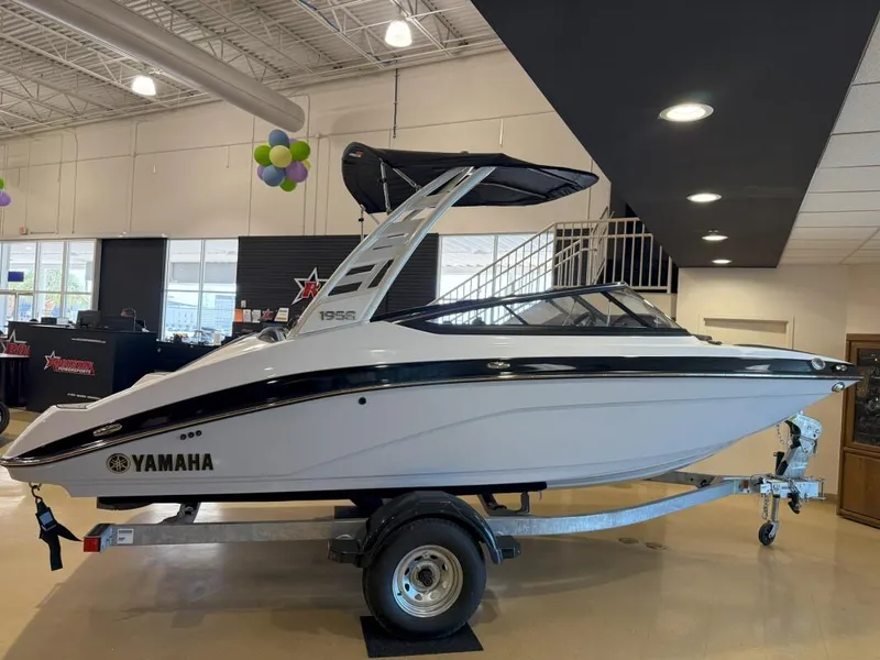 Slide: The Image of Yamaha 195S 2025 - 3