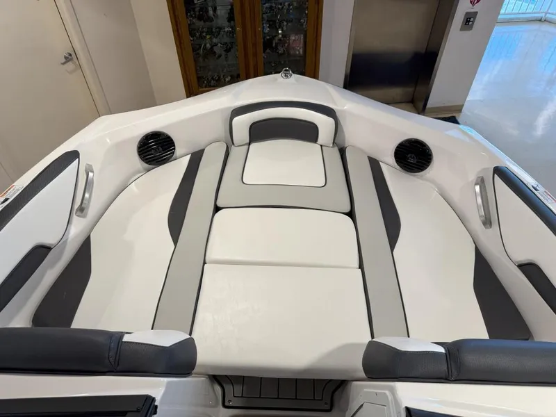 Slide: The Image of Yamaha 195S 2025 - 7