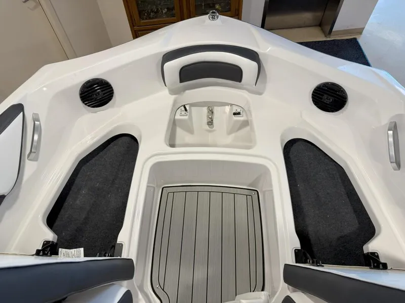 Slide: The Image of Yamaha 195S 2025 - 8