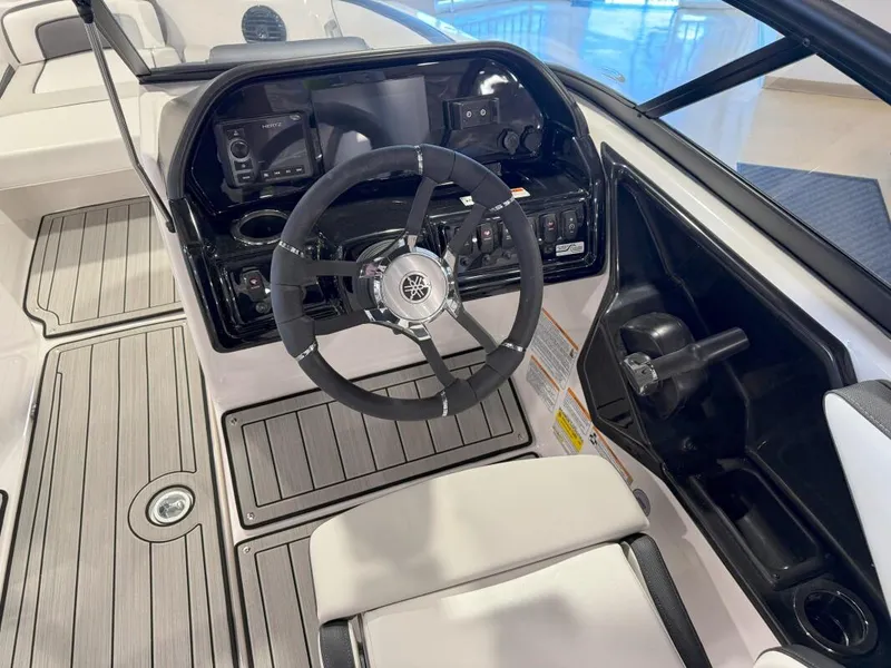 Slide: The Image of Yamaha 195S 2025 - 9