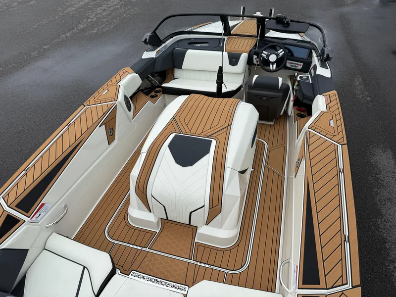Slide: The Image of Nautique Ski Nautique 2025 - 10