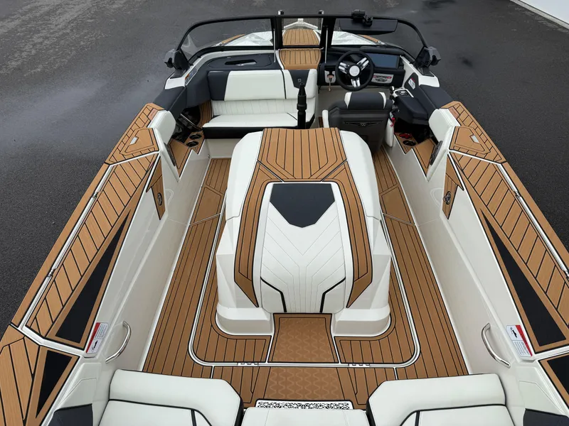 Slide: The Image of Nautique Ski Nautique 2025 - 11