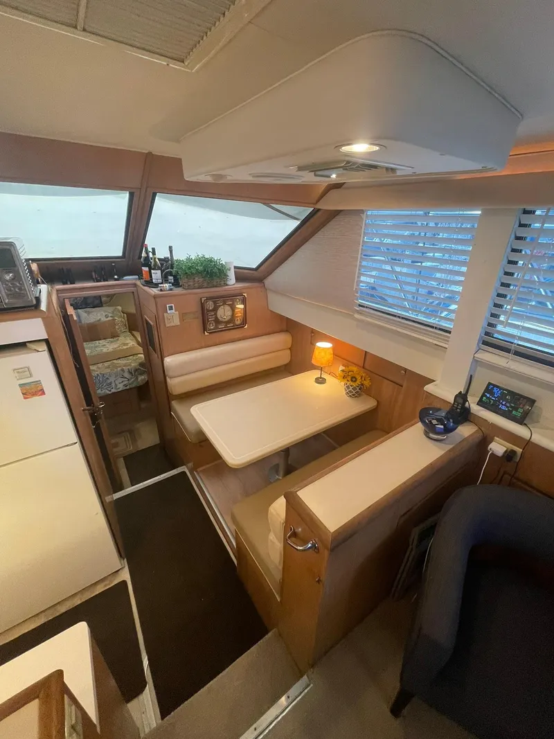 Slide: The Image of FORARD FACING DINETTE TO STBD. FORWARD - 22