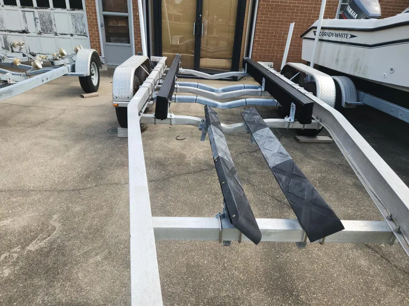 Slide: The Image of 2013 VENTURE ALUMINUM OVER-SIZED BUNK TRAILER - 24