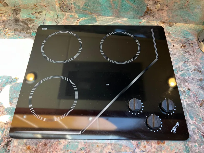 Slide: The Image of Ceramic cooktop with four burners on a Sunseeker Manhattan 50 yacht, 2008 model. - 38