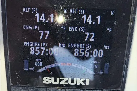 Slide: The Image of Suzuki engine display on 2002 SeaVee Center Console boat. - 6