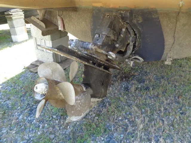 Slide: The Image of Bayliner 2855 Ciera 2002 boat propeller and stern drive on grass. - 30